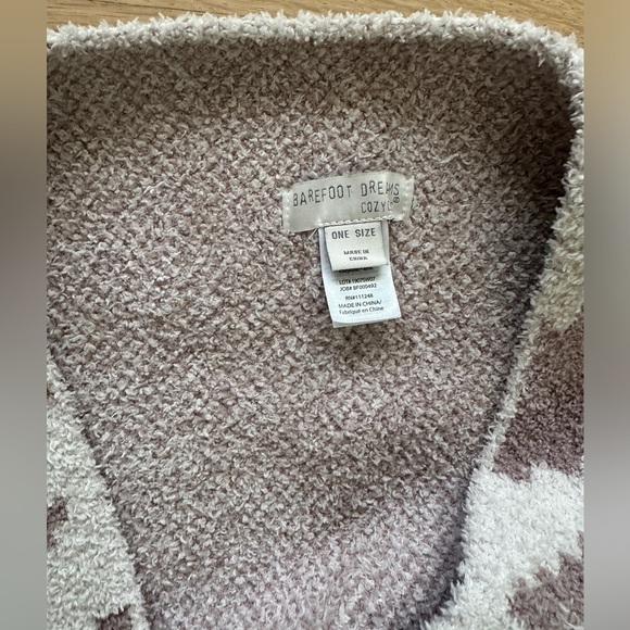 Anthropologie - Barefoot Dreams Mosaic Wrap Cozy Pink and White Patterned Shawl - Picture 5 of 5